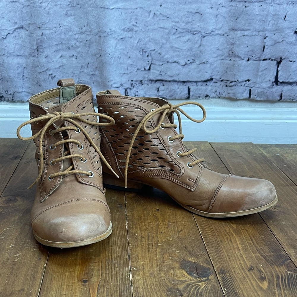 Urban Outfitters Ecote size 10 tan leather Rogan lace up boots